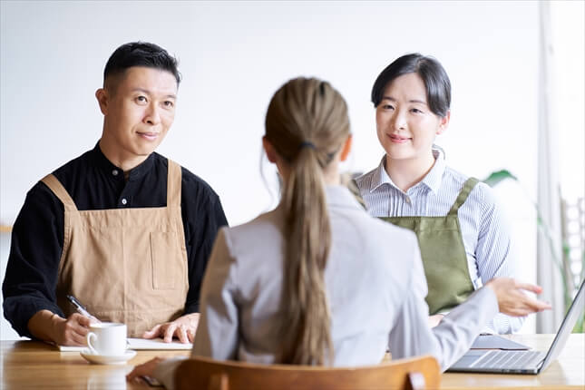 カフェでの新メニュー企画会議風景