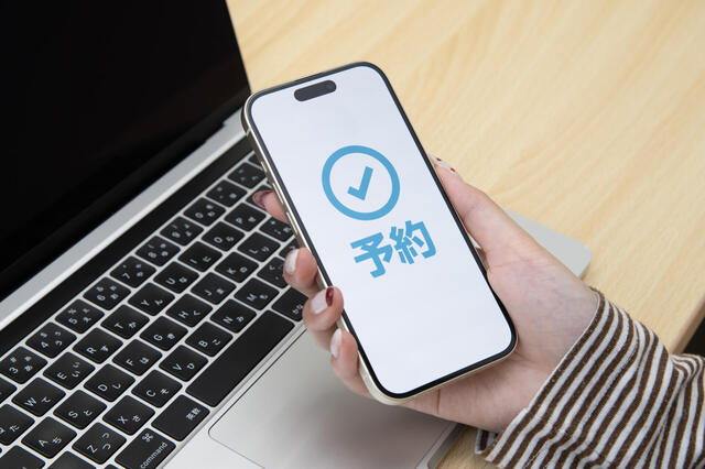 スマートフォンで確認する女性の手