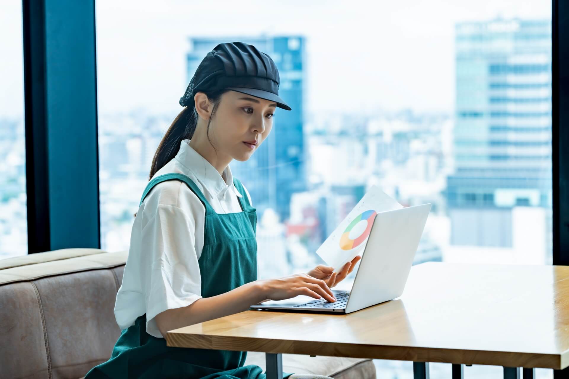 カフェでノートパソコンを使う若者
